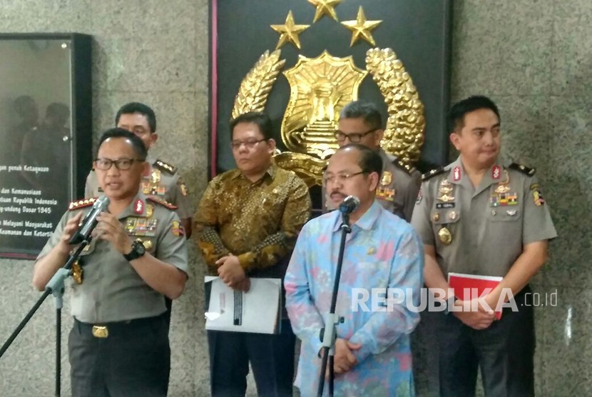 Kapolri Jenderal Tito Karnavian menemui Komisioner Ombudsman Republik Indonesia Amzulian Rifai di Markas Besar Polri, Jakarta, Rabu (3/1).