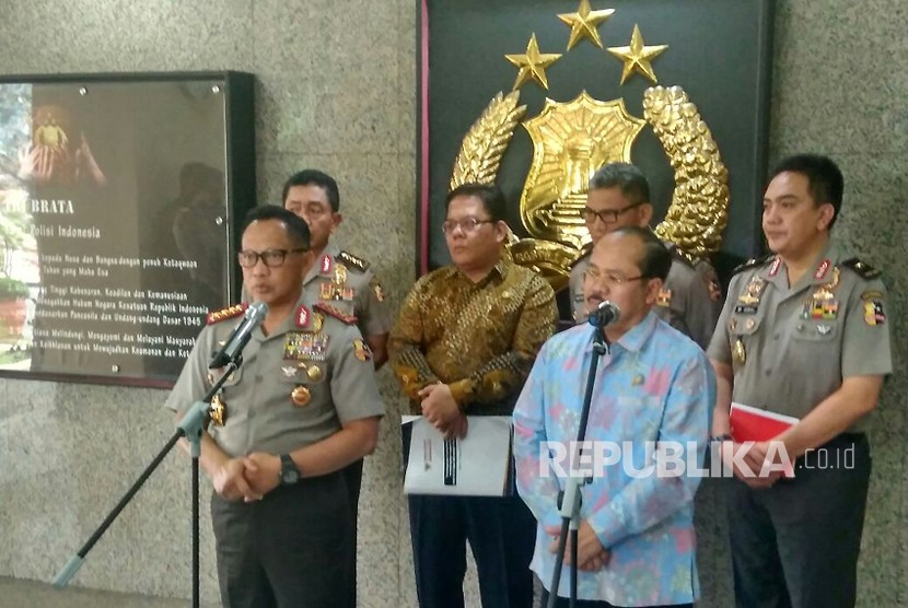 Kapolri Jenderal Tito Karnavian menemui Komisioner Ombudsman Republik Indonesia Amzulian Rifai di Markas Besar Polri, Jakarta, Rabu (3/1).