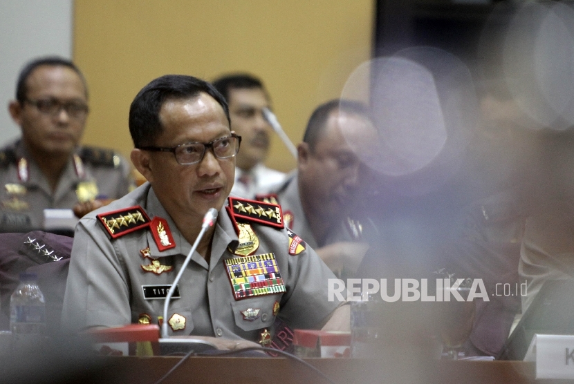   Kapolri Jenderal Tito Karnavian saat mengikuti Rapat Kerja dengan Komisi III DPR di Kompleks Parlemen Senayan, Jakarta, Senin (5/12)