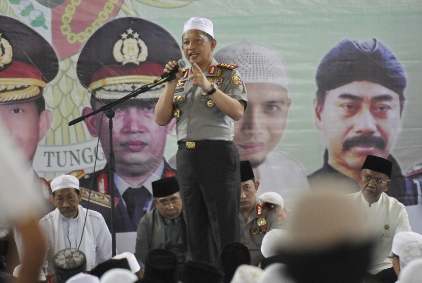 Kapolri Jenderal Tito Karnavian (tengah) berpidato pada acara Istigosah Ulama, Umaro dan Masyarakat Banten di Mesjid Albantani, di Serang, Banten (Ilustrasi)
