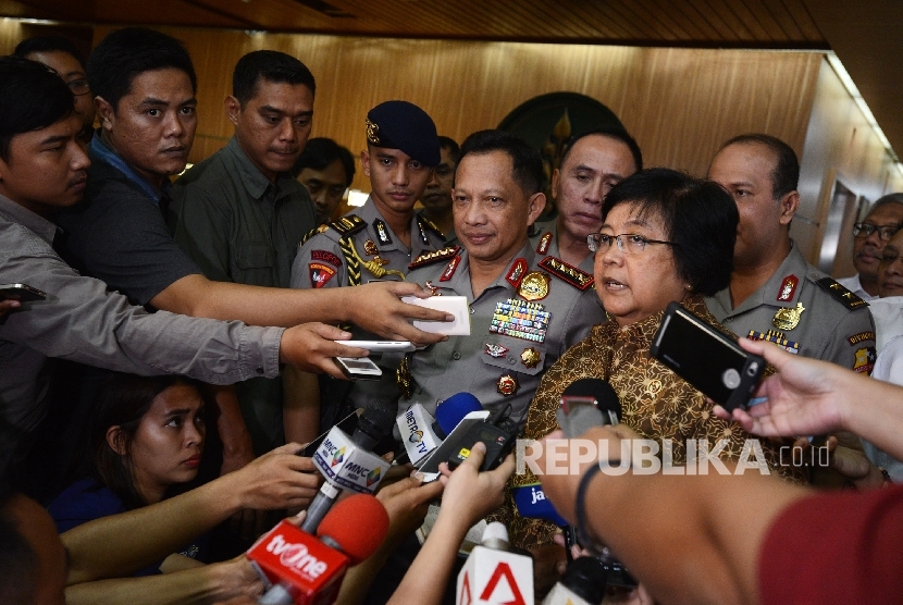  Kapolri Jenderal Tito Karnavian (tengah) bersama Menteri Lingkungan Hidup dan Kehutanan (LHK) Siti Nurbaya (kanan) memberikan keterangan kepada awak media seusai melakukan pertemuan di Gedung Kementerian LHK, Jakarta, Rabu (7/9). (Republika/Raisan Al Fari