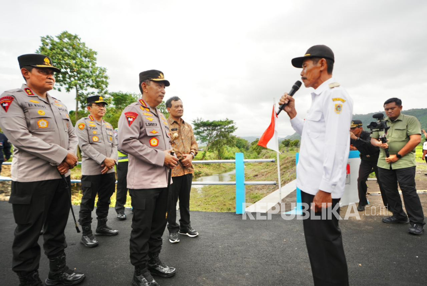 Polri Bangun Jembatan Untuk Permudah Akses Masyarakat Desa ke Sekolah dan Pertanian