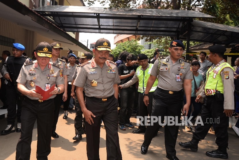 Kapolri Jendral Pol Badrodin Haiti usai mengunjungi ruang instalasi forensik RS Polri Kramat Jati, Jakarta, Jumat (15/1).  (Republika/Yasin Habibi)