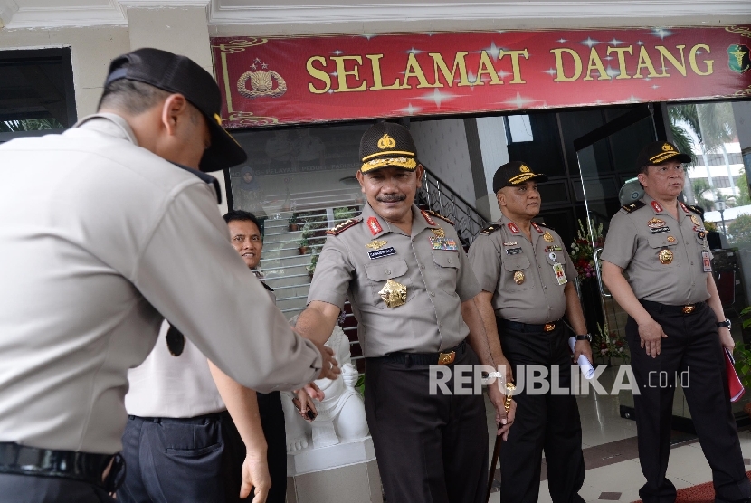 Kapolri Jendral Pol Badrodin Haiti usai mengunjungi ruang instalasi forensik RS Polri Kramat Jati, Jakarta, Jumat (15/1). 