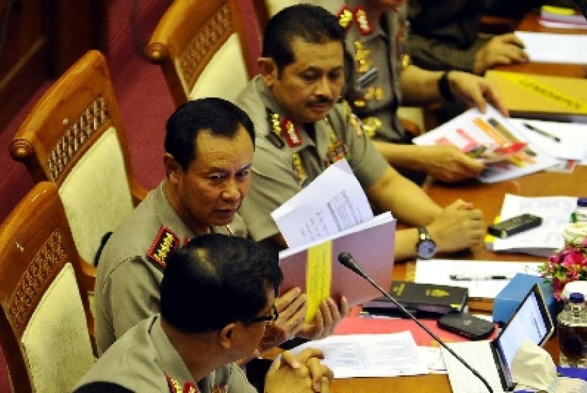 Kapolri Jendral Pol Sutarman menyampaikan paparan dalam rapat kerja bersama Komisi III DPR terkait jilbab polwan di Kompleks Parlemen Senayan, Jakarta,  beberapa waktu lalu.