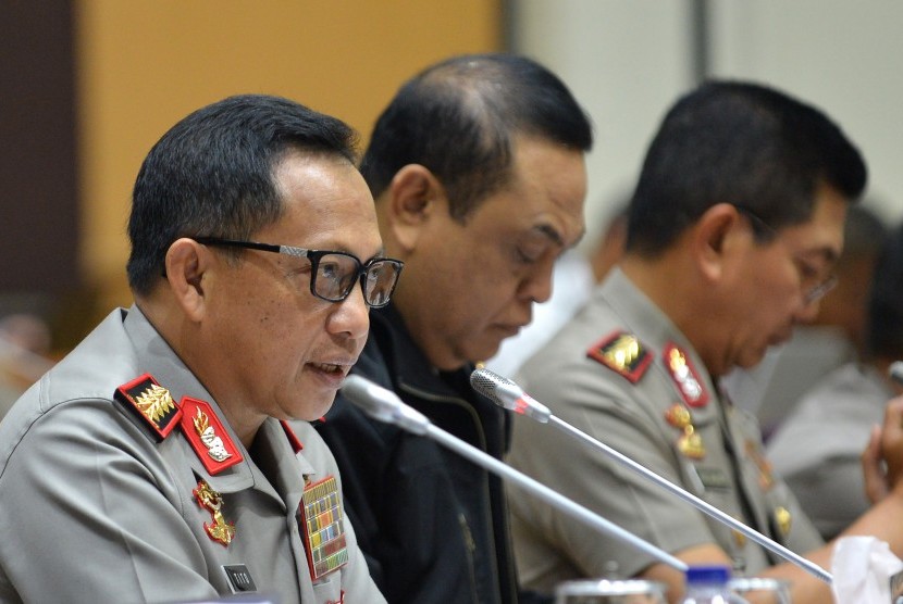 Kapolri Jendral Pol Tito Karnavian (kiri) didampingi Wakapolri Komjen Pol Syafruddin (tengah) dan Kabaharkam Polri Komjen Pol Putut Eko Bayuseno mengikuti rapat dengar pendapat umum (RDPU) dengan Komisi III DPR di Kompleks Parlemen, Senayan, Jakarta, Rabu (12/10).