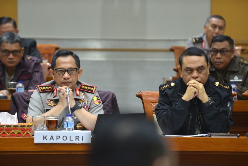 Kapolri Jendral Pol Tito Karnavian (kiri) didampingi Wakapolri Komjen Pol Syafruddin mengikuti rapat dengar pendapat umum (RDPU) dengan Komisi III DPR di Kompleks Parlemen, Senayan, Jakarta, Kamis (12/10).