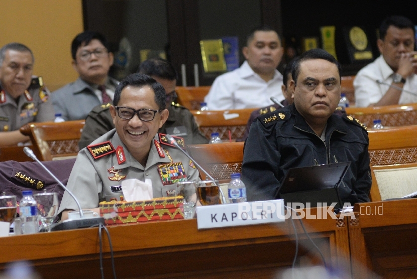 Kapolri Jendral Pol Tito Karnavian (kiri) didampingi Wakapolri Komjen Pol Syafruddin mengikuti rapat dengar pendapat umum (RDPU) dengan Komisi III DPR di Kompleks Parlemen, Senayan, Jakarta, Kamis (12/10). 