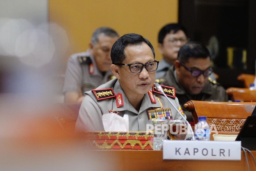 Kapolri Jendral Pol Tito Karnavian mengikuti rapat dengar pendapat umum (RDPU) dengan Komisi III DPR di Kompleks Parlemen, Senayan, Jakarta, Kamis (12/10). 