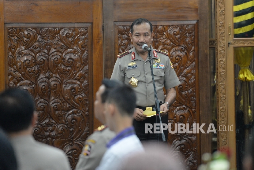 Kapolri Jendral Polisi Badrodin Haiti memberikan paparan sebelum menyerahkan santunan kepada ahli waris korban bom Thamrin di Mabes Polri, Jumat (22/1). 