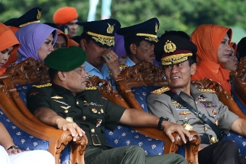 Kapolri Jendral Sutarman (kanan), berbincang dengan KSAD Jenderal Gatot Nuryanto di Lanud Halim Perdanakusuma, Kamis (15/1). 