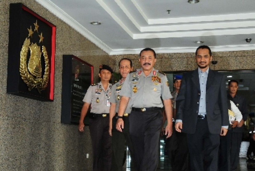     Kapolri Jendral Timur Pradopo (tengah) dan Ketua KPK Abraham Samad (kanan) berjalan usai melakukan pertemuan tertutup di Mabes Polri, Jakarta, Selasa (31/7).