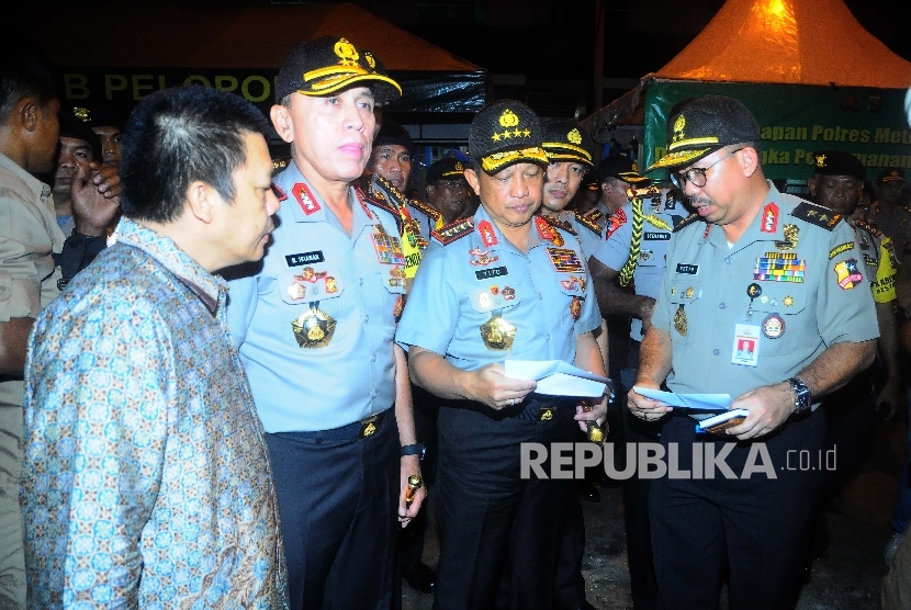  Kapolri Jendral Tito Karnavian (kedua kanan) meninjau lokasi terjadinya ledakan bom di Terminal Kampung Melayu, Jakarta, Jumat (26/5). 