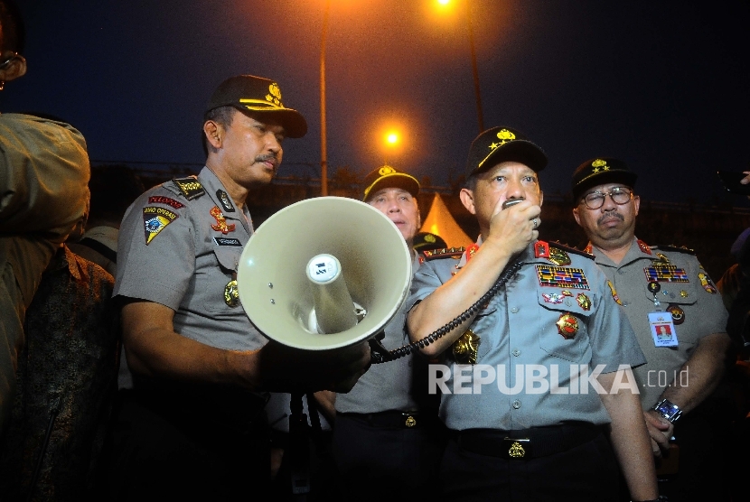 Kapolri Jendral Tito Karnavianmemberikan keterangan kepada wartawan seusai meninjau lokasi terjadinya ledakan bom di Terminal Kampung Melayu, Jakarta, Jumat (26/5).