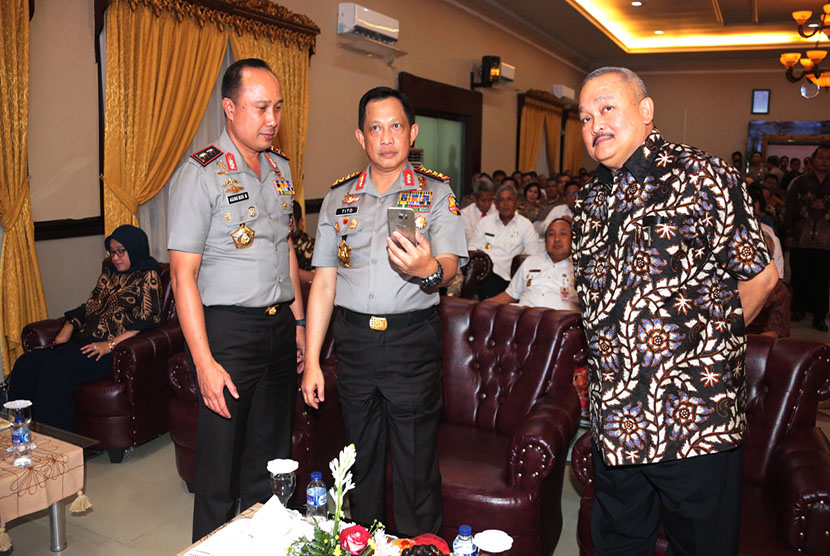 Kapolri (tengah) memegang handphone pada peluncuran aplikasi Polisi Wong Kito.