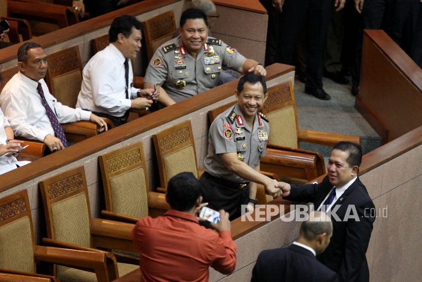 Kapolri terpilih Komjen (Pol) Tito Karnavian (kedua kanan) jelang mengikuti sidang paripurna dengan agenda pengesahan dirinya sebagai calon Kapolri di Kompleks Parlemen, Senayan, Jakarta, Senin (27/6).