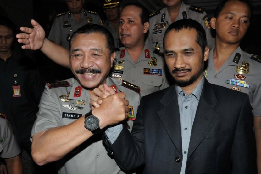 Kapolri Timur Pradopo (kiri), Ketua KPK Abraham Samad (kanan) salam komando usai melakukan pertemuan tertutup di Mabes Polri, Jakarta