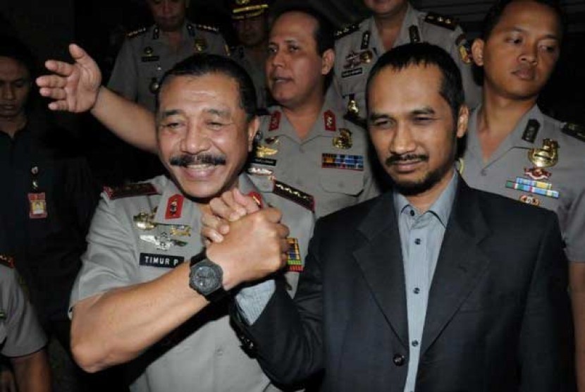 Kapolri Timur Pradopo (kiri), Ketua KPK Abraham Samad (kanan) salam komando usai melakukan pertemuan tertutup di Mabes Polri, Jakarta