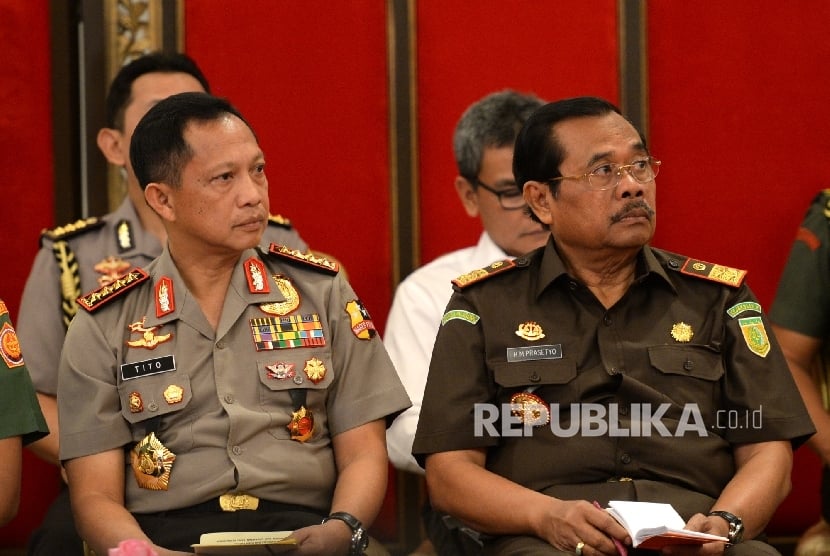 Kapolri Tito Karnavian bersama Jaksa Agung Prasetyo mengikuti evaluasi kinerja Polri dan Kejaksaan oleh Presiden Joko Widodo di Istana Negara, Jakarta, Selasa (19/7).  (Republika/Wihdan)