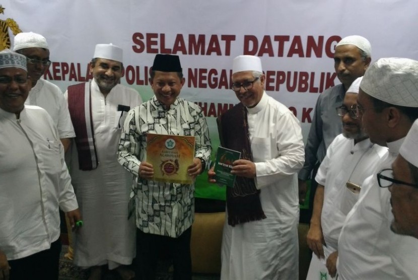 Kapolri Tito Karnavian bersama Ketua Umum Rabithah Alawiyah, Habib Zen Bin Smith dalam acara silaturahim Kapolri ke kantor DPP Rabithah Alawiyah di Jakarta, Jumat (16/2)