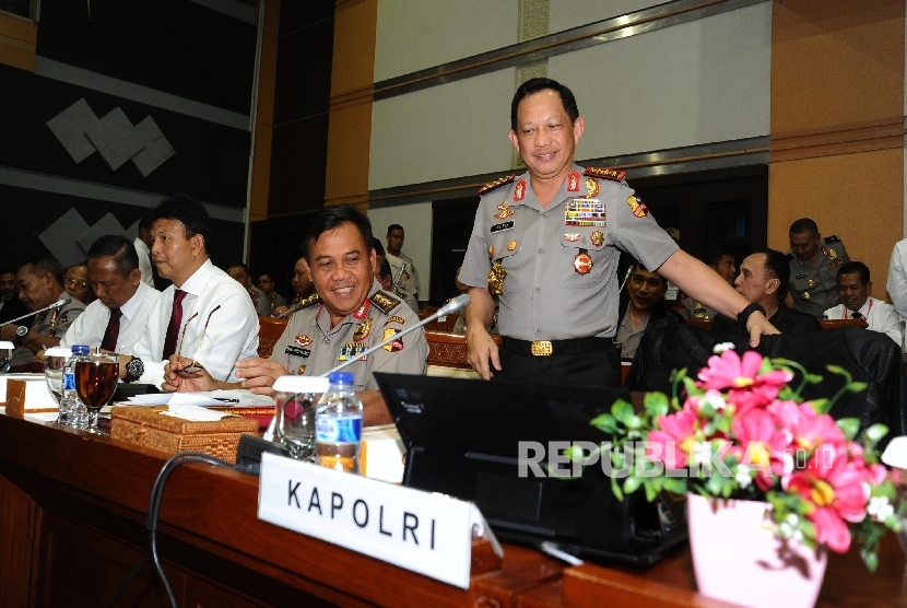 Kapolri Tito Karnavian (kanan) hadir saat rapat kerja dengan Komisi III di Kompleks Parlemen Senayan, Jakarta, Senin (5/9).  (Republika/ Tahta Aidilla)