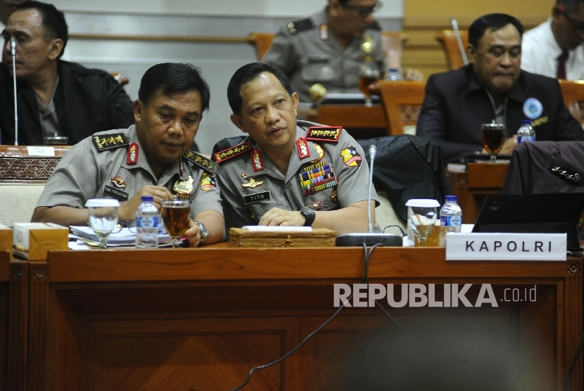 Kapolri Tito Karnavian (kanan), Irwasum Dwi Priyatno (kiri) berbincang saat rapat kerja dengan Komisi III di Kompleks Parlemen Senayan, Jakarta, Senin (5/9). (Republika/ Tahta Aidilla)