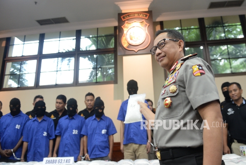  National police chief Tito Karnavian was showing evidenve while exposing drug abuse suspects at National Police Headquarter in Jakarta, Wednesday (8/24). (Republika/ Wihdan)