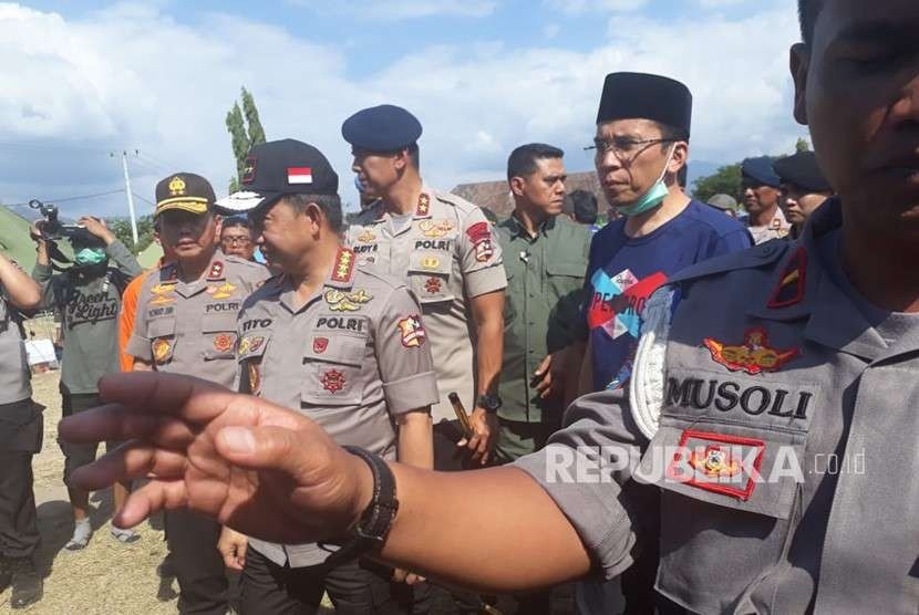 Kapolri Tito Karnavian, Panglima TNI Hadi Tjahjanto, Gubernur NTB Zainul Majdi meninjau posko utama di Tanjung, Lombok Utara, NTB, Rabu (8/8).