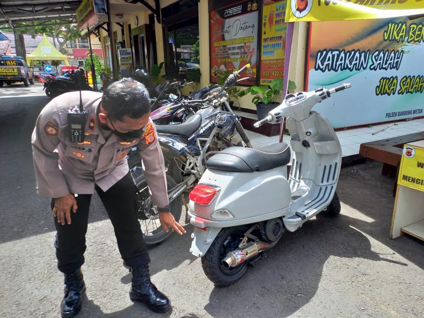 Kapolsek Bandung Wetan Kompol Asep Saepudin menunjukkan sepeda motor yang digunakan pelaku penyerangan terhadap mahasiswa Unisba di Jalan Tamansari, Kota Bandung, Senin (9/1/2023). 