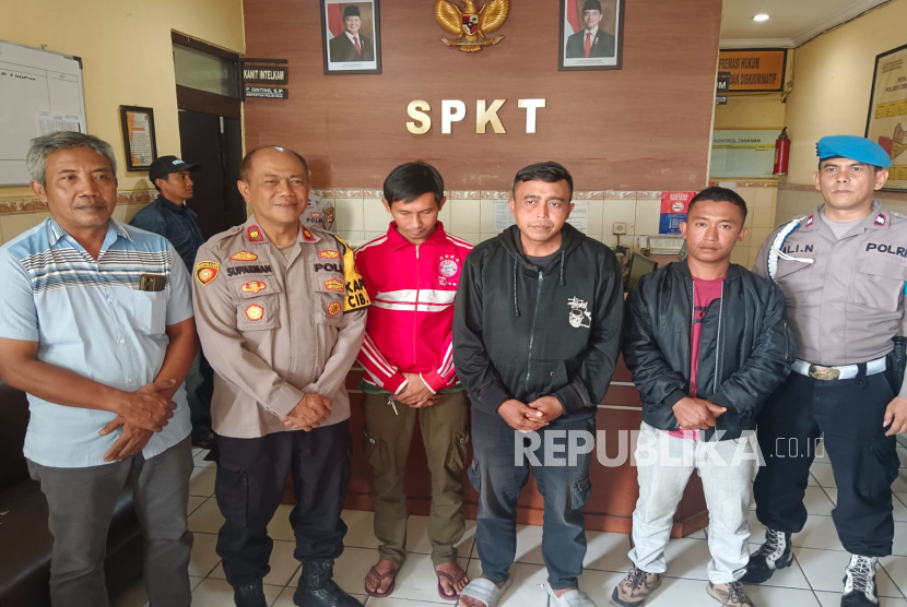 Kapolsek Cibeunying Kidul Kompol Suparman bersama tiga orang ojek pangkalan yang diduga melakukan pungli ke bus rombongan wisatawan asal Jakarta, Kamis (6/2/2025). 