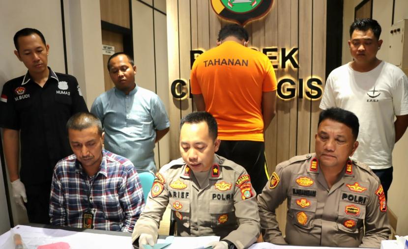 Kapolsek Cimanggis Kompol Arief Budiharso bersama jajaran ketika menunjukkan tersangka pembunuhan Rifki Azis Ramadhan (22 tahun).