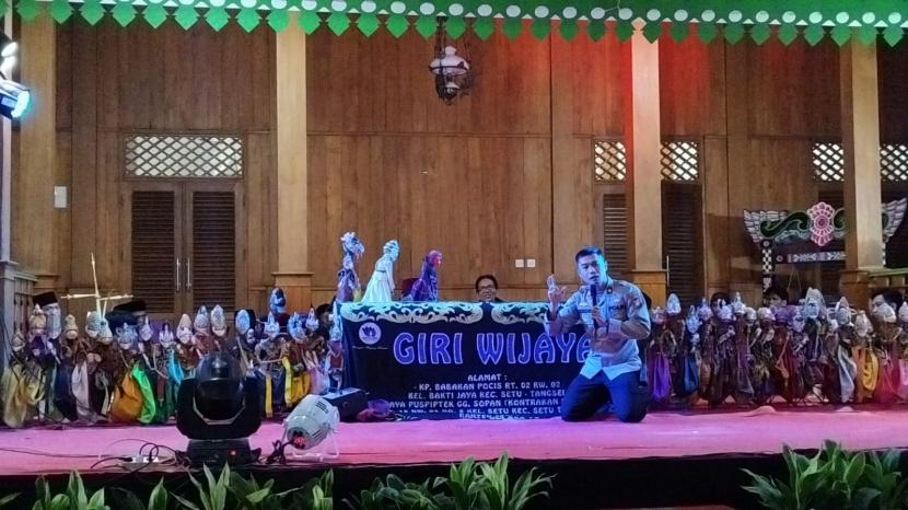 Kapolsek Jagakarsa Kompol Multazam Lisendra antusias menyaksikan pergelaran budaya Wayang Betawi Purwa di Zona A Gedung Kebaya Jl. RM. Kahfi II Rw 08, Kelurahan Srengseng Sawah Jagakarsa Jakarta Selatan, Sabtu 25 Februari 2023. 