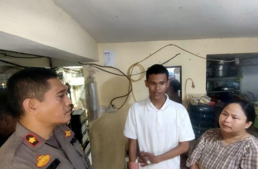 Kapolsek Kebon Jeruk Kompol Sutrisno mengunjungi korban pembegalan bernama Satrio di kediaman korban di Tanjung Duren, Jakarta Barat, Rabu (15/5/2024). 