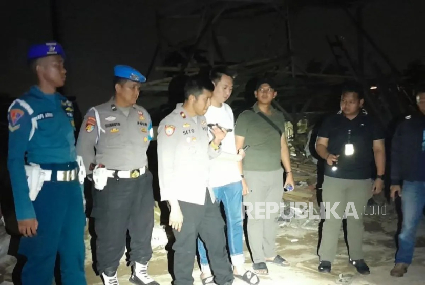 Kapolsek Kelapa Gading Kompol Seto Handoko Putra saat meninjau lokasi penganiayaan di lahan kosong Pegangsaan Dua, Kelapa Gading, Jakarta Utara.