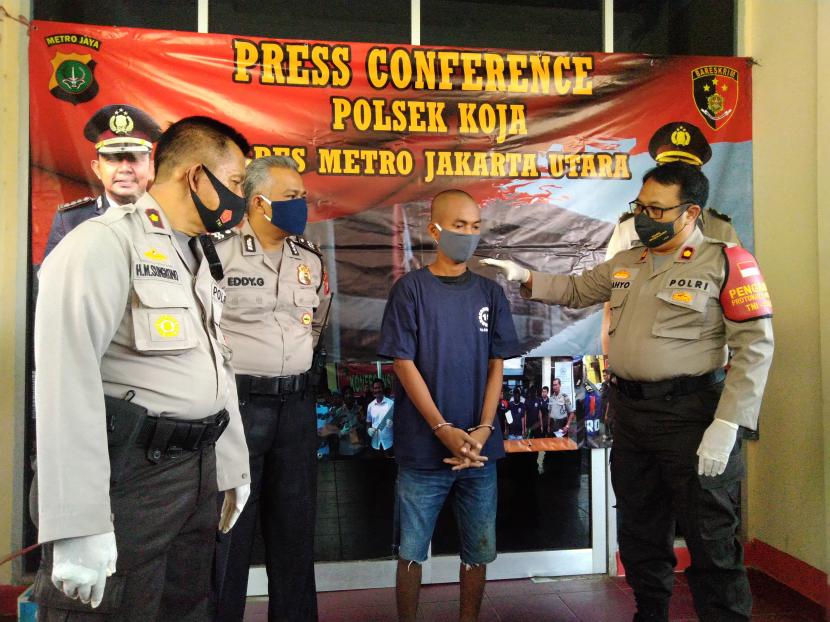 Kapolsek Koja, Kompol Cahyo menunjukkan tersangka pencuri ponsel HL di Mapolsek Koja, Jakarta Utara, Sabtu (25/7).