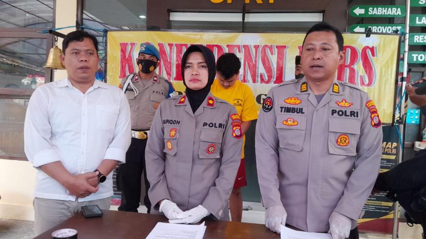 Kapolsek Mantrijeron, Kompol Rapiqoh, merilis pelaku penipuan yang menjanjikan korbannya mendapatkan pekerjaan di OJK DIY di Mapolsek Mantrijeron, Kota Yogyakarta, Selasa (21/2).