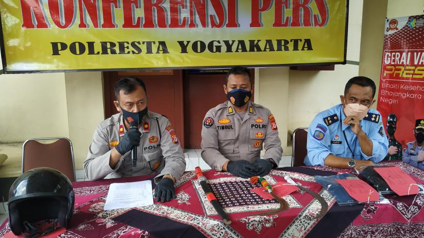 Kapolsek Mergangsan, Rachmadiwanto (tengah), memperlihatkan sajam yang digunakan pelaku penganiayaan terhadap pelajar di Mapolsek Mergangsan, Kota Yogyakarta, Selasa (31/5).