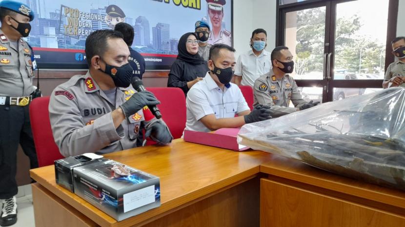 Kapolsek Metro Gambir AKBP Kadek Budiarta memberikan penjelasan soal kasus pembunuhan perempuan muda di Mapolres Jakarta Pusat, Senin (26/4). 