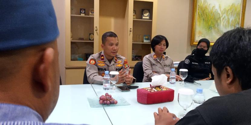 Kapolsek Pasar Minggu Kompol David Pratama Purba bersama jajaran di kantor redaksi Republika, Jakarta Selatan, Rabu (4/10/2023).