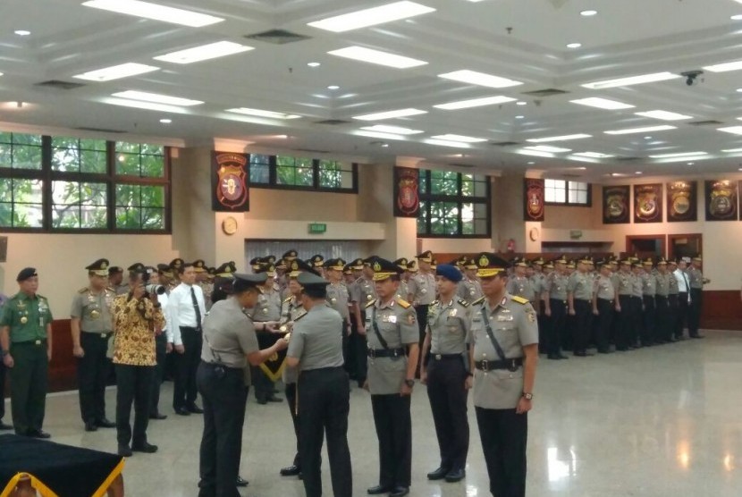 Kapolti Jenderal Tito Karnavian melantik jabatan baru tiga perwira tinggi Polri bintang tiga di Gedung Rupatama Polri, Jakarta, Kamis (16/11).