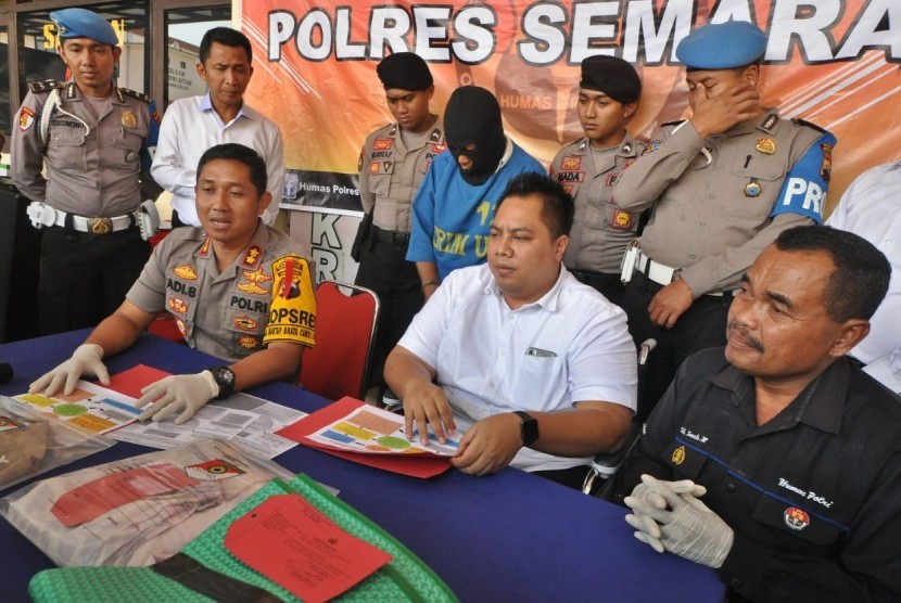 Kapores Semarang, AKBP Adi Sumirat (duduk paling kiri) 