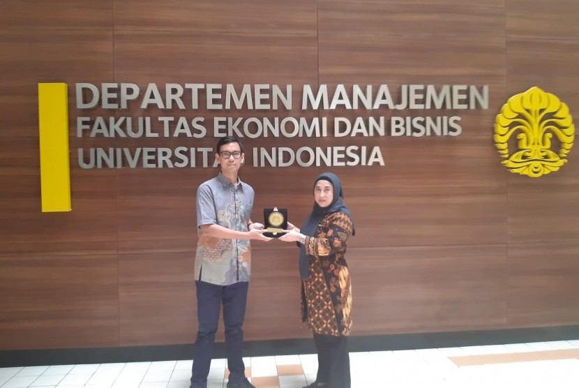 Kaprodi Manajemen (S1) UBSI, Ida Zuniarti (kanan) menerima cenderamata dari UI yang diberikan oleh Arief Wibisono Lubis selaku kaprodi Manajemen Fakultas Ekonomi dan Bisnis UI.