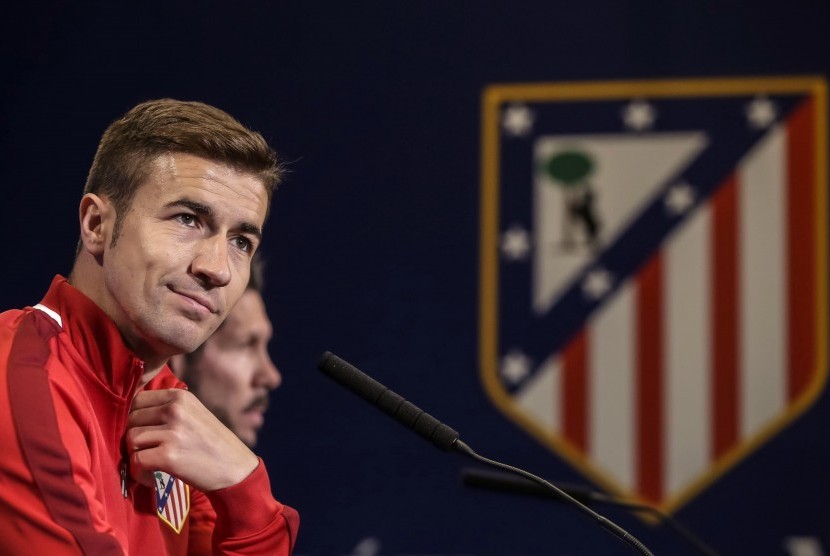 Kapte Atletico Madrid, Gabi Fernandez dalam sebuah konferensi pers di Vicente Calderon, belum lama ini. Gabi memperpanjang kontrak bersama Atletico hingga musim 2017/2018.