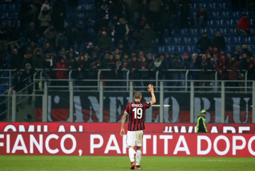 Kapten AC Milan Leonardo Bonucci melambaikan tangan ke para penggemar Rossoneri usai kalah dari Atalanta 0-2 pada lanjutan Liga Italia Serie A di Stadion San Siro, Milan, Italia, Sabtu (23/12). 
