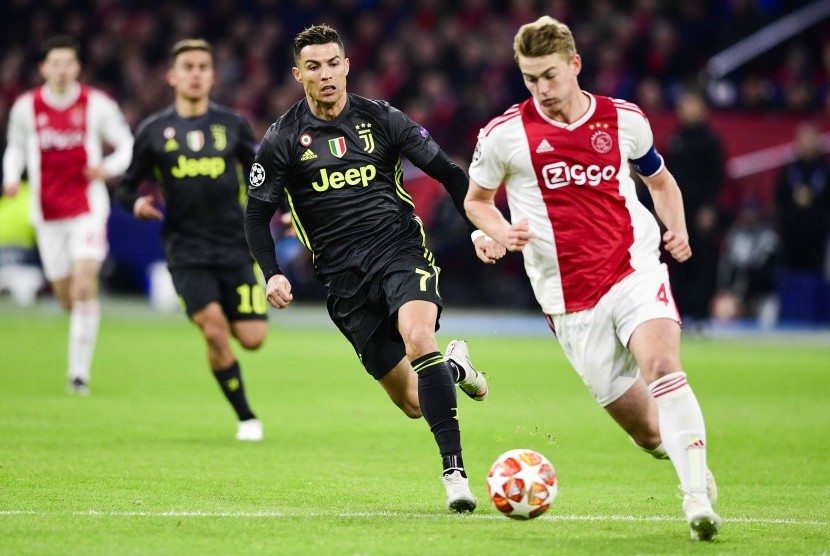 Kapten Ajax Matthijs De Ligt (kanan) menggiring bola dikejar striker Juventus Cristiano Ronaldo.