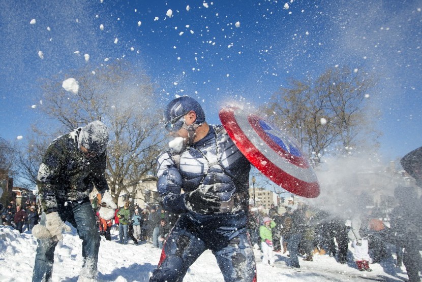 Kapten Amerika tampak sedang bermain bola salju di Dupont Circle, Washington DC, (24/1). Warga AS memilih menghabiskan waktu dengan bermain salju setelah badai salju Jonas melumpuhkan sebagian Amerika.