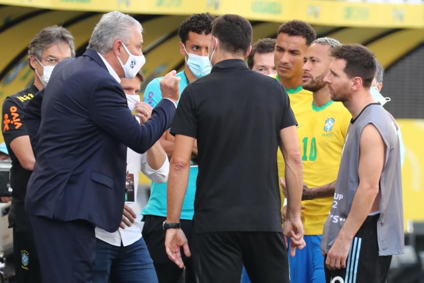 Kapten Argentina Lionel Messi (kanan) dan bintang Brasil Neymar (dua dari kanan) berbincang dengan petugas Covid-19 setempat yang sempat menghentikan laga Brasil vs Argentina di kualifikasi Piala Dunia 2022, Senin (6/9) dini hari WIB.