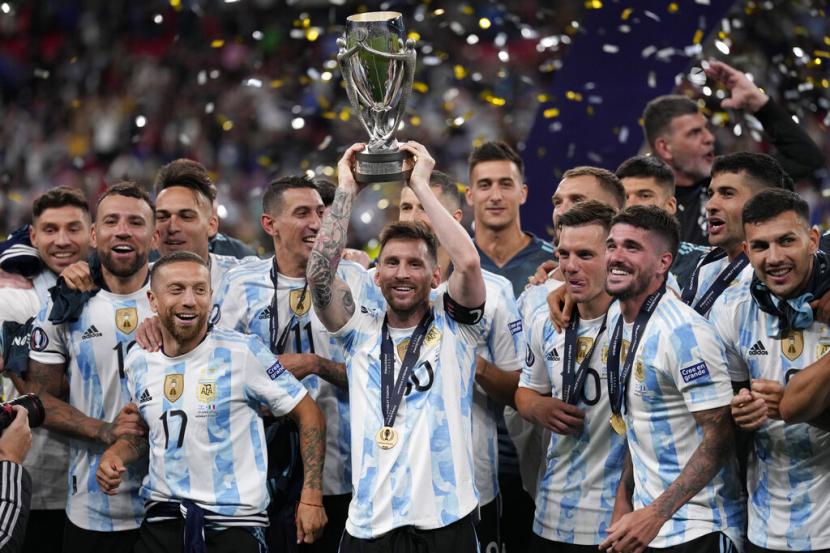 Kapten Argentina Lionel Messi memegang trofi Finalissima setelah mengalahkan Italia 3-0 di Stadion Wembley, Kamis (2/6/2022) dini hari WIB.
