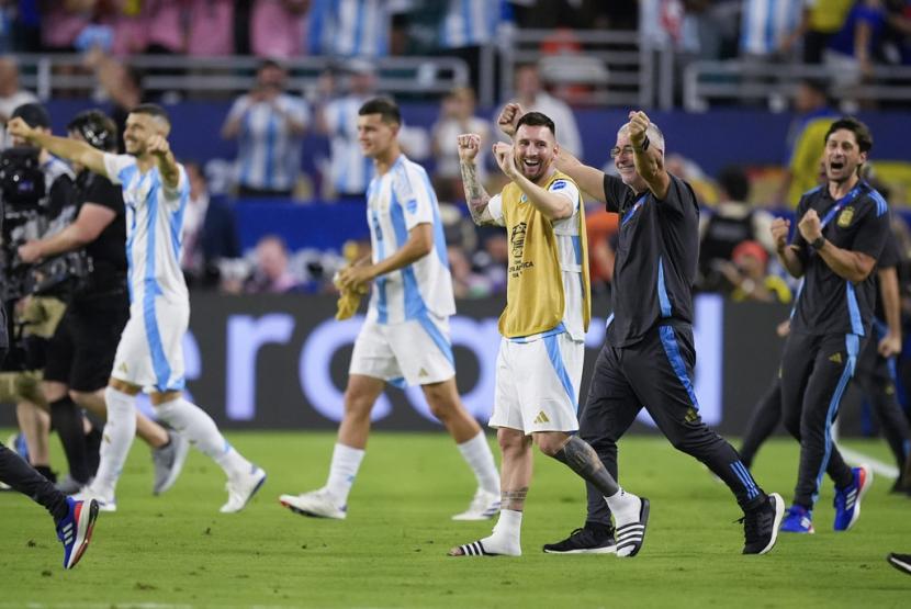 Kapten Argentina Lionel Messi tertawa riang merayakan keberhasilan timnya menjuarai Copa America 2024. Kurang dari satu jam sebelumnya, Messi menangis tersedu-sedu karena gagal melanjutkan pertandingan akibat cedera dan keluar lapangan pada menit ke-66.