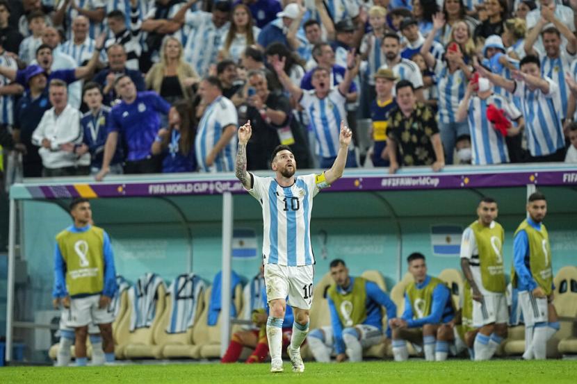Kapten Argentina, Lionel Messi usai mencetak gol dari titik pinalti saat melawan Belanda pada Perempat Final Piala Dunia 2022.